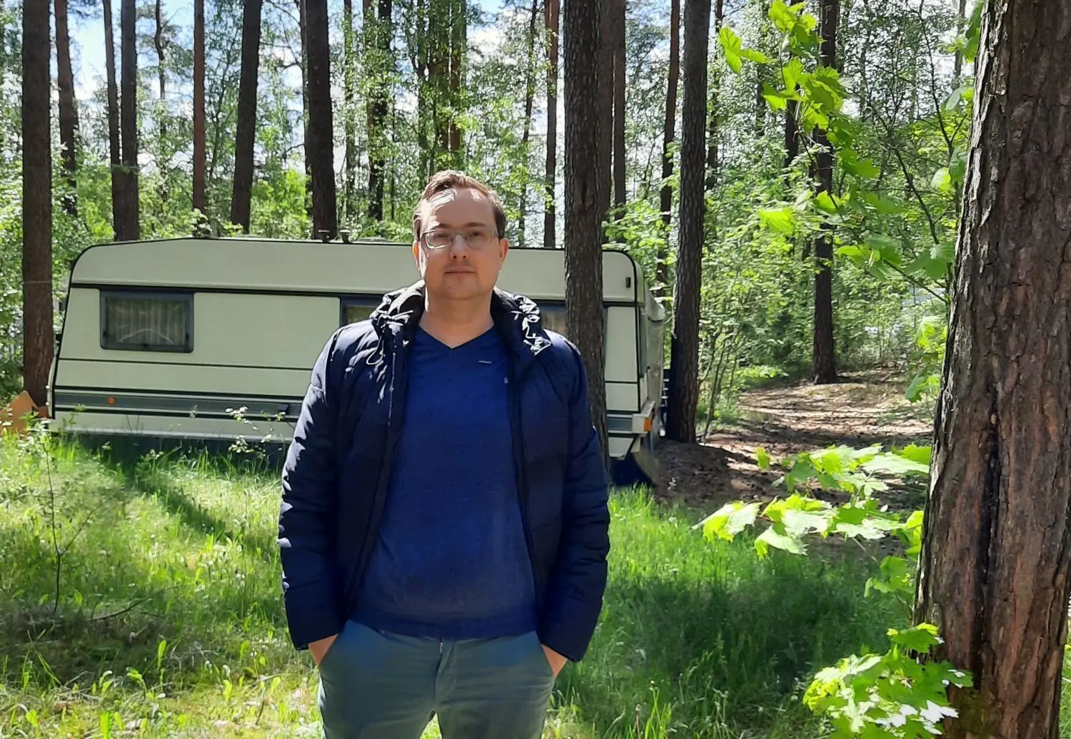 Idyllisch: Stephan Bauch-Caspari, Vorsitzender der Campingfreunde Mittelprendensee, vor einem Wohnwagen auf dem Campingplatz bei Biesenthal in der Nähe von Sophienstädt. Der Verein befindet sich derzeit in einem Rechtsstreit mit dem Landkreis Barnim und dem Land Brandenburg.