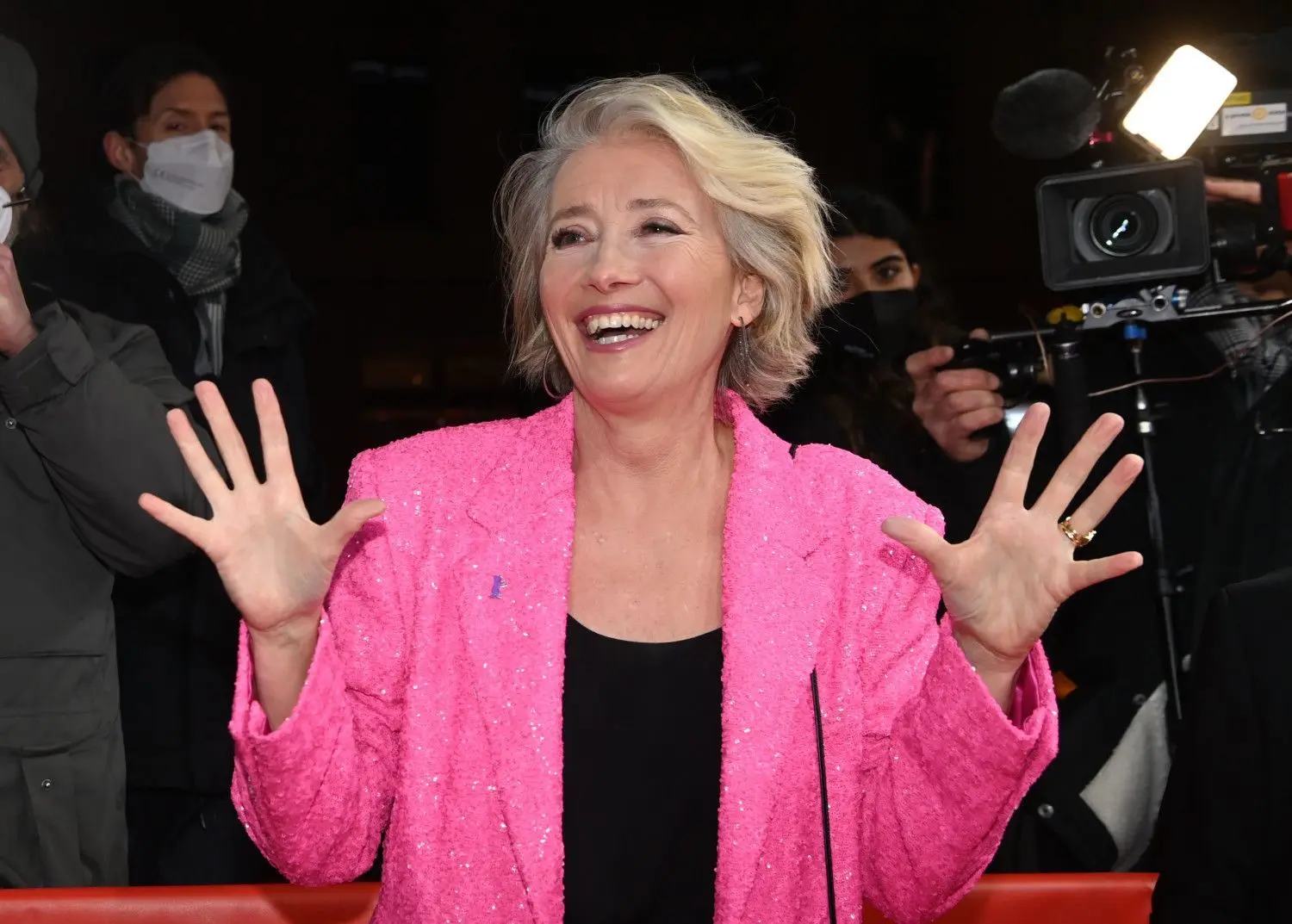 Gut aufgelegt: Die britische Oscarpreisträgerin Emma Thompson kommt zur Premiere von «Good Luck to You, Leo Grande» bei der Berlinale. Die 72. Internationalen Filmfestspiele finden vom 10. bis 20.02.2022 in Berlin statt. Der Film läuft nicht im Wettbewerb, sondern wird im Rahmen einer Specialgala auf der Berlinale gezeigt.