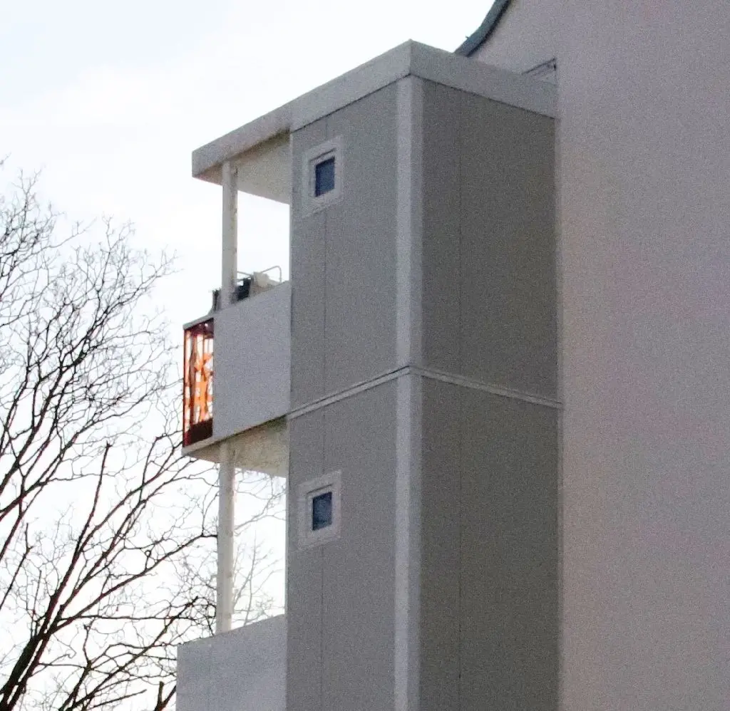 Interessante Lösung: An diesem Wohnblock sind Abstellkammern auf den Balkonen einfach außen an die Giebel angesetzt worden.