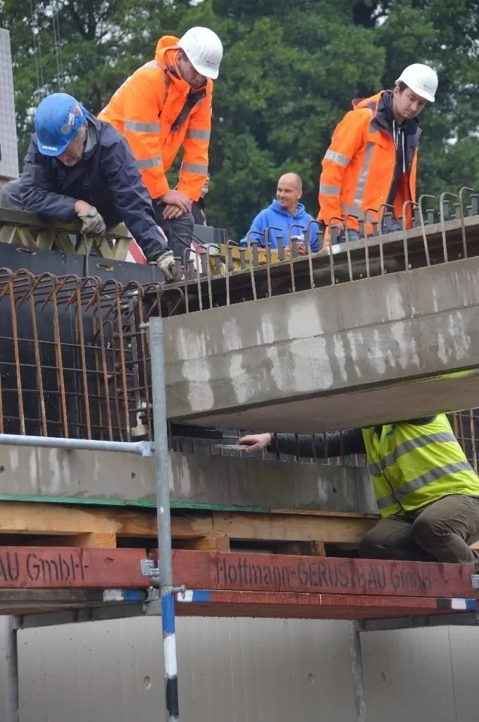 Alles muss passen: Hier wird vor der Ablage des Trägers noch einmal genau nachgemessen.