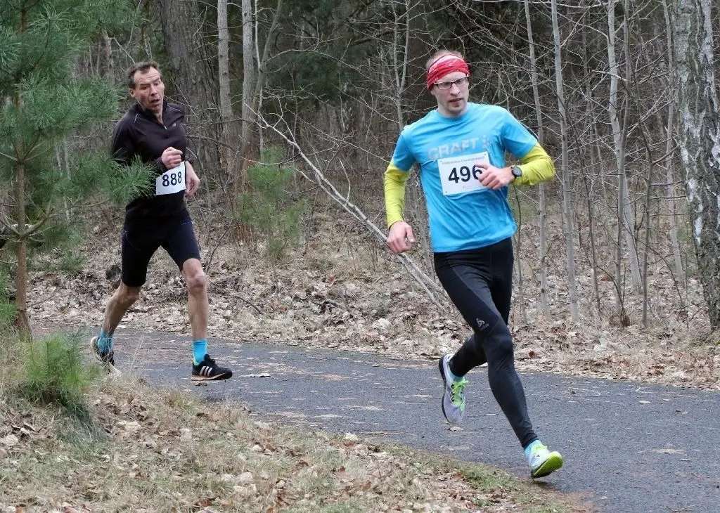 Läuft allen davon: der 43-jährige Gesamtsieger über sechs Kilometer Thomas Gogolin (rechts). Ihm folgte anfangs lediglich der 53-jährige Torsten Ledwig, der sich dann nur noch vom 19-jährigen Marius Ziems überholen ließ.