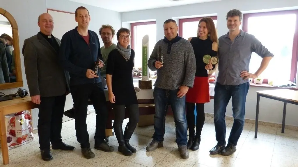 Pfarrer Matthias Patzelt, Martin Braunschweig, Uta Zerjeski, Andreas Cierzynski, Jochen Nöhles, Anita Wodatschek, Jens Vogel (vl.n.r.) haben sich zusammengetan, um eine neue Orgel für die Pfarrkiche Heilige Dreifaltigkeit zu beschaffen. Finaziert werden soll die u.a. durch die Einnahmen des Orgelbiers.