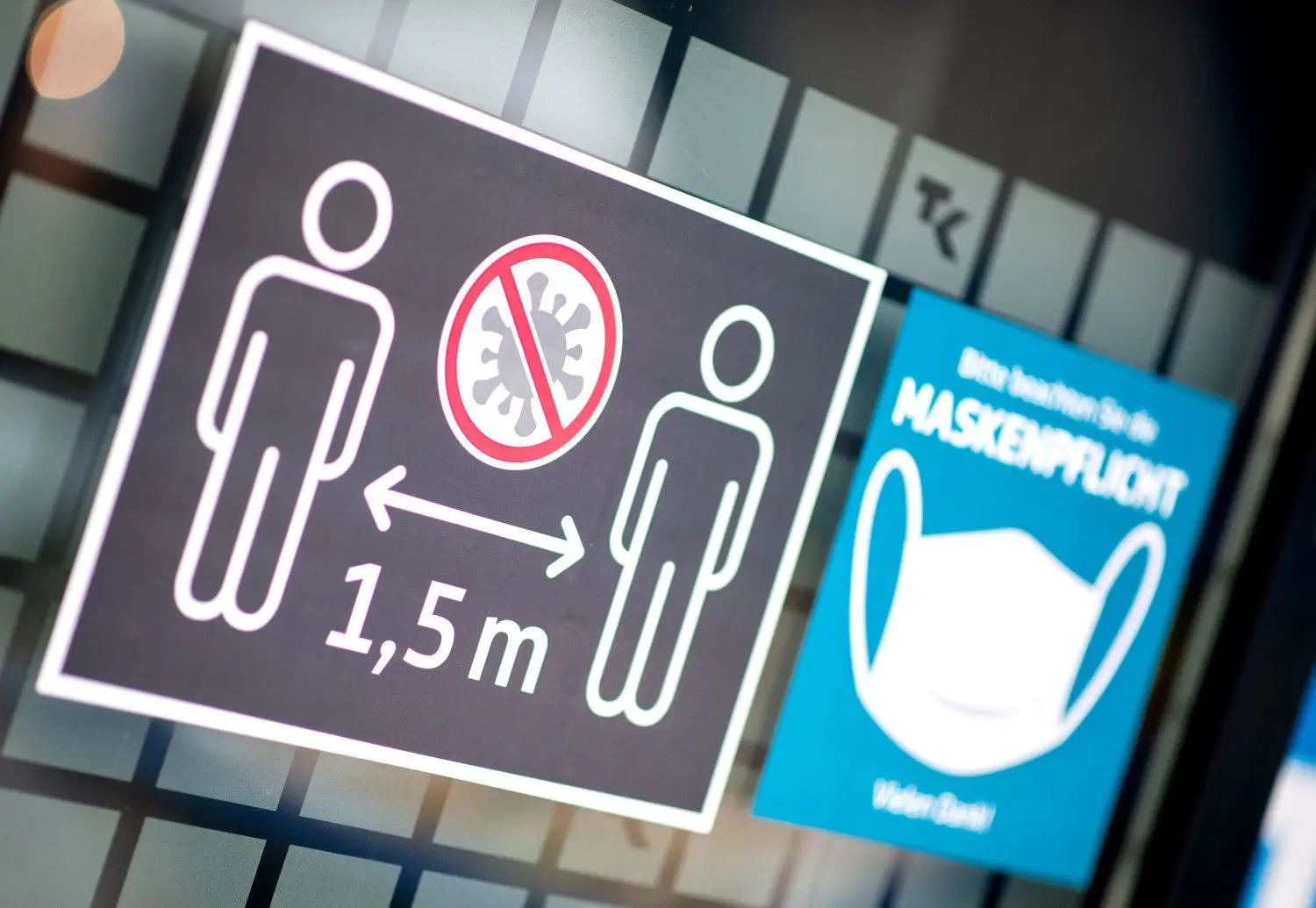 Abstand halten, Maske auf: Um weiter Infektionen mit dem Coronavirus zu verhindern, gelten an vielen Orten strenge Vorschriften.