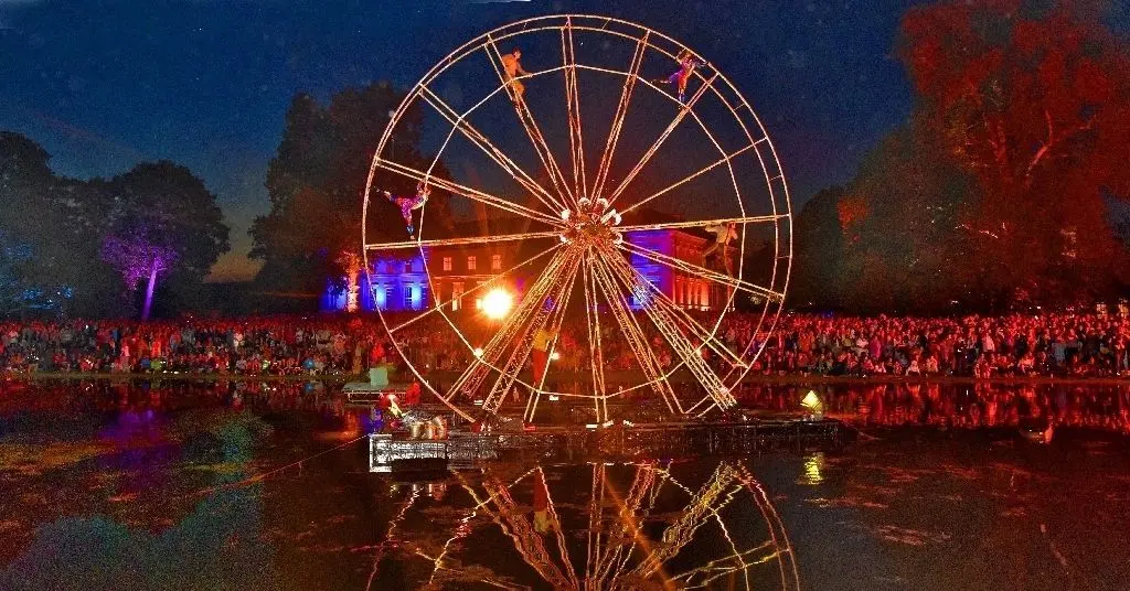 Gedränge an Teich: Laut Stiftung kamen zur 17. Neuhardenberg-Nacht am 1. Juni wieder 13 000 Besucher und bestaunten dabei auch die artistischen Einlagen der Künstler der Compagnie Louxor auf dem Riesenrad im Wasser.