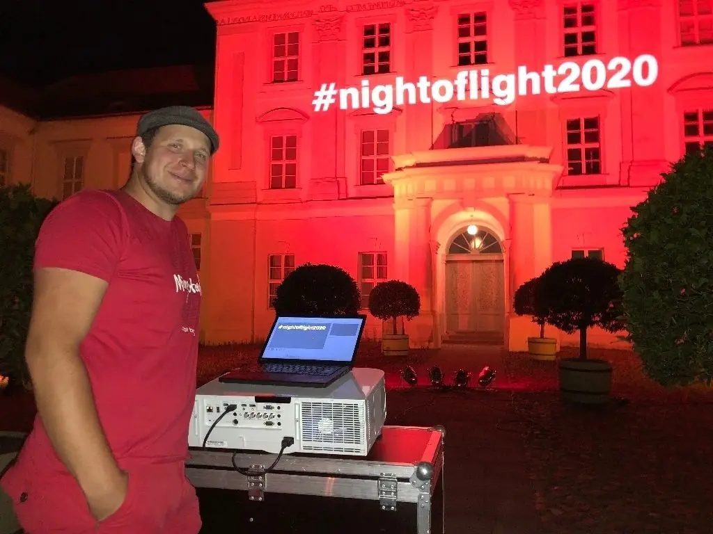Hat seit Februar kaum noch Arbeit: Der Lehnitzer Veranstaltungstechniker Lucas Fünfhaus hat die Protest bei der Night of Light in der Nacht zu Dienstag unterstützt und mehrere Gebäude in Oranienburg in rotes Licht gehüllt.