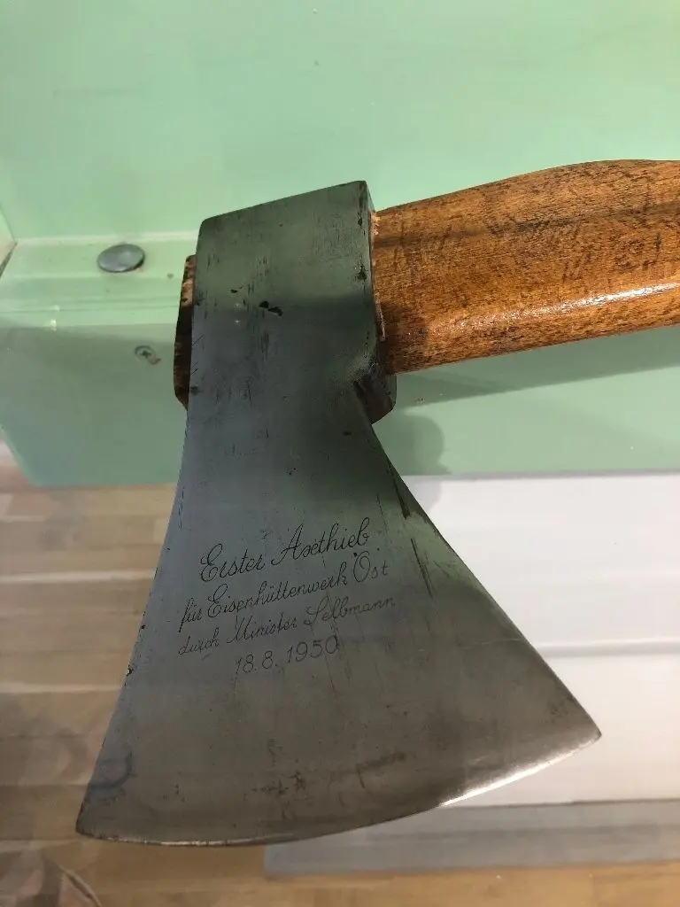 Eisenhüttenstadt 2020: Axt mit der Gravur: Erster Axthieb für Eisenhüttenwerk Ost durch Minister Selbmann 18.8.1950