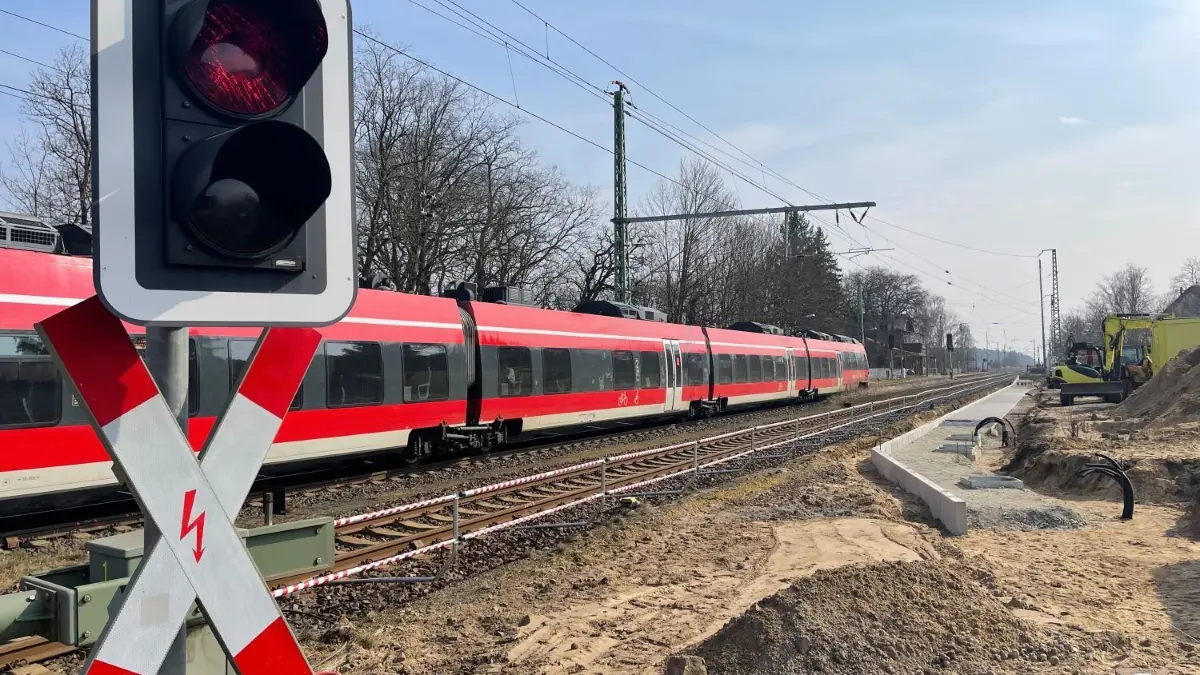 Bauarbeiten auf der RE1-Strecke. Nun fahren bald Taxis statt Busse im Ersatzverkehr.
Am bahnhof in Wellmitz wird gebaut. Dort entsteht eine neuer Bahnsteig