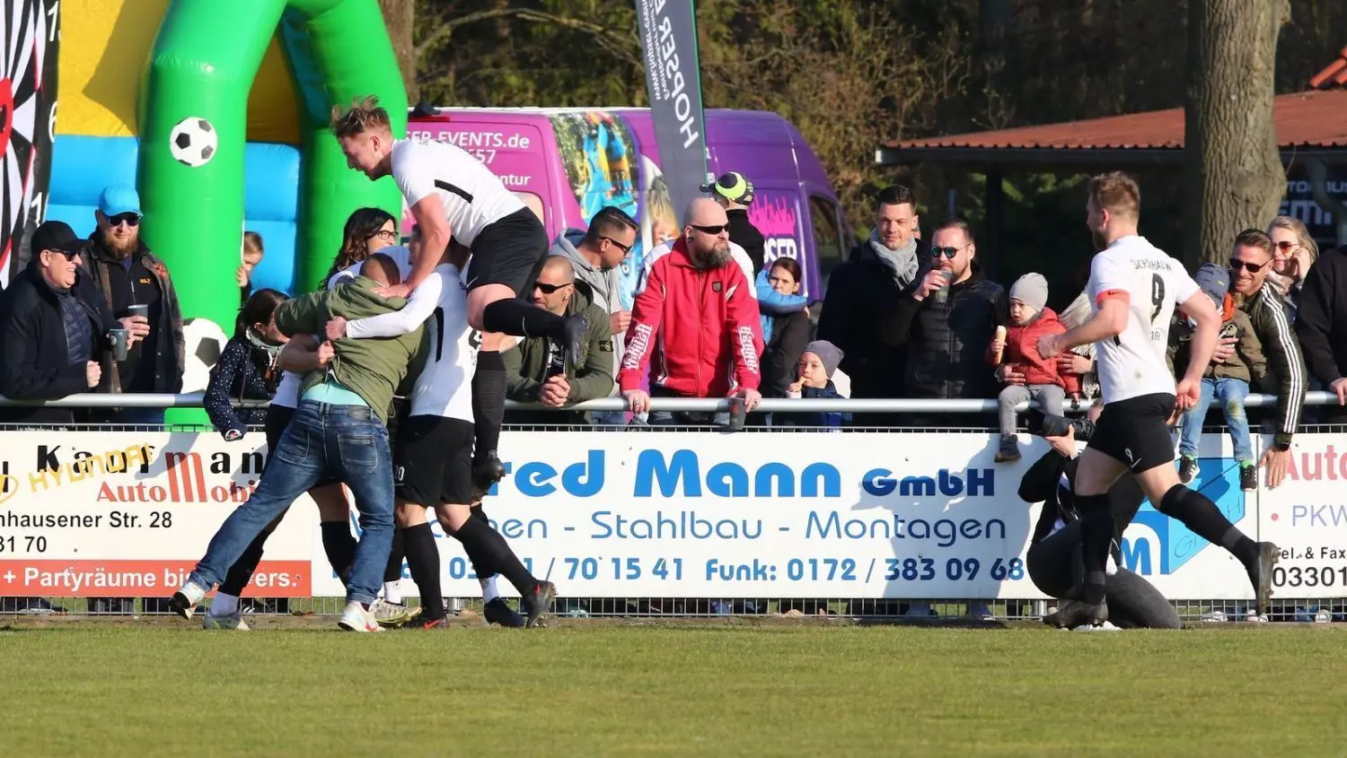 Spät gefallen: Den Torschützen zum 1:1-Ausgleich, Dominic Schöps, feierte TuS Sachsenhausen ausgiebig. Er vollendete vom Elfmeterpunkt gegen Alexander Blöck vom Oranienburger FC Eintracht.
