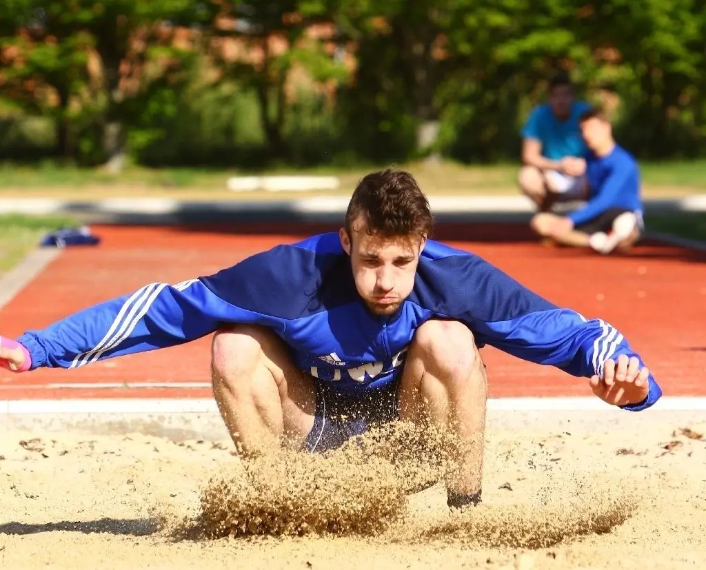 Weich aufgesetzt: Jona Schirrmeister legte mit genau 500 Zentimetern eine Punktlandung in der Grube hin. Seine Abi-Prüfung begann aber mit einem schweren Patzer beim Sprint.