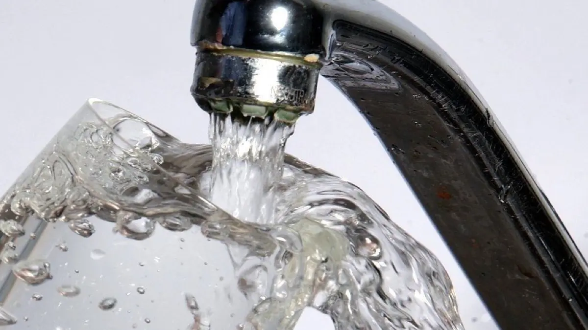 Die Preise für Trinkwasser in Frankfurt (Oder) sinken für ein halbes Jahr, eine vierköpfige Familie spart dadurch etwa 10 Euro ein. (Symbolbild)
ARCHIV - ILLUSTRATION - Wasser läuft am 30.01.2003 in Berlin aus einem Wasserhahn in ein Glas. Bei einem bundesweiten Test des TÜV Rheinlandes und der ARD-Sendung "PlusMinus" war die Qualität des Leitungswassers in öffentlichen Gebäuden teilweise mangelhaft bzw. war das Wasser in der Hälfte der Proben stark verkeimt. Foto: Jochen Eckel dpa (Zu dpa vom 02.08.2011) +++(c) dpa - Bildfunk+++ | Verwendung weltweit