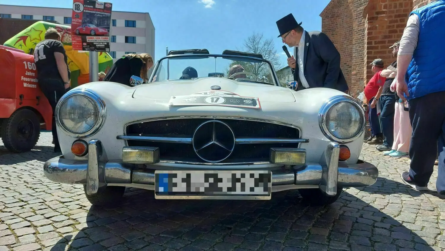 Dieser Mercedes 190 SL zog viele Blicke auf sich. Bürgermeister Karsten Ilm (CDU) begrüßte jedes Fahrzeug auf dem Wriezener Markt und wünschte allen eine gute Fahrt.