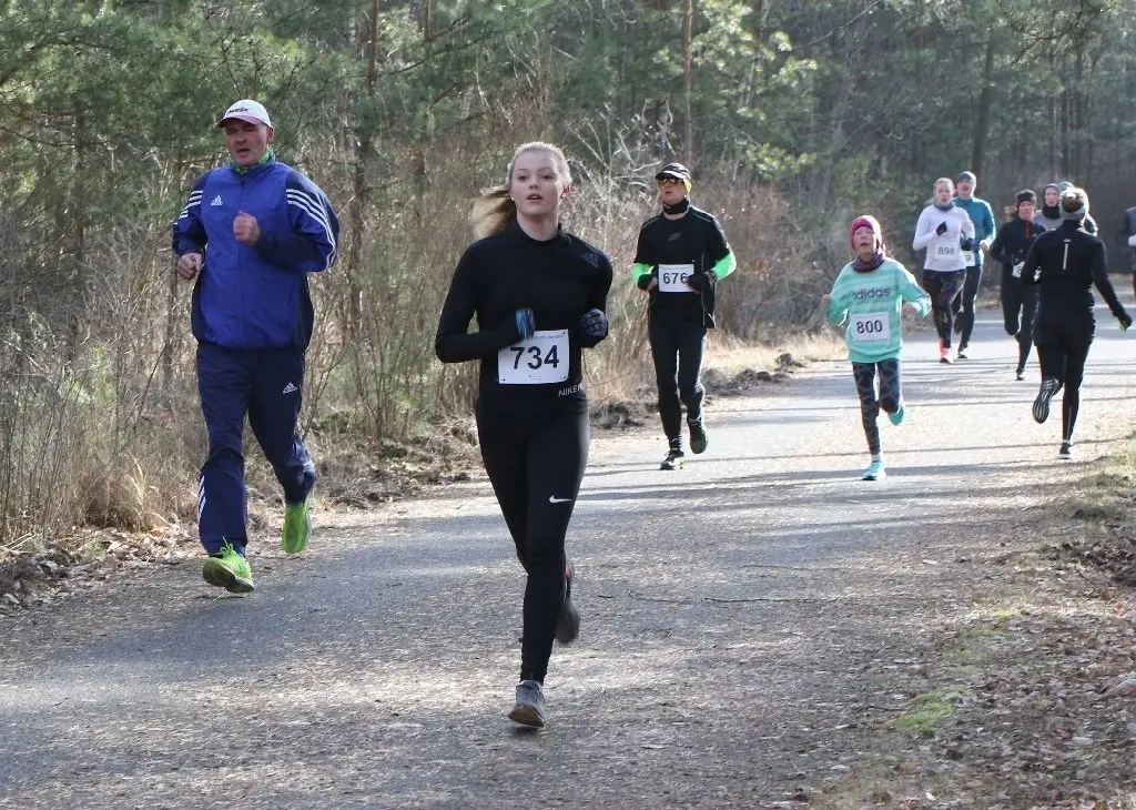Bestes Mädchen über zwei Kilometer: Tabea Ziems (734) von der BSG Stahl. Ihr folgt auf der langen Zielgeraden die spätere Gesamt-Dritte Marie Luise Ledwig (800) und dahinter mit Nummer 898 Beate Bernard (Gesamtzweite).