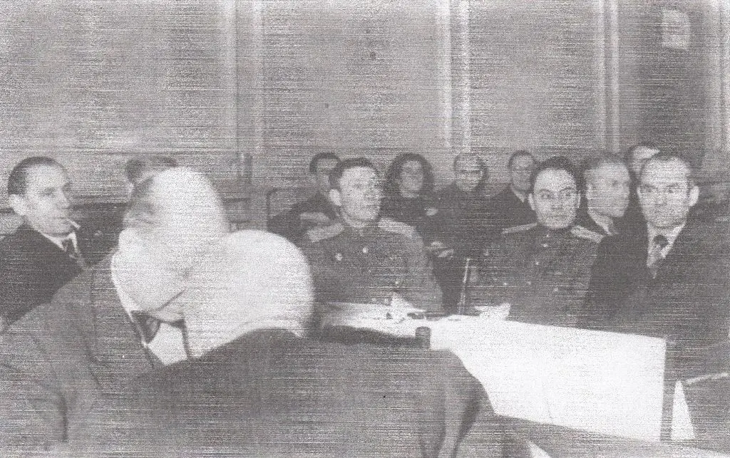 Mitglieder des ersten Magistrats nach Kriegsende mit Angehörigen der sowjetischen Kommandantur.