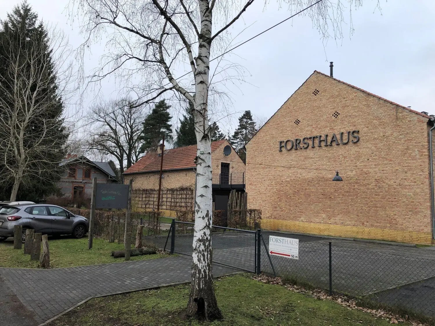 Das Wirtschaftsgebäude und die Scheune wurden wieder hergerichtet und werden für Feiern genutzt.