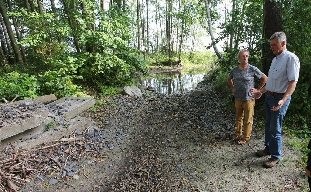 Dürre: Volker Sefkow (links) und Ludolf von Maltzan vor dem trockenen Ablauf des Parsteiner Sees