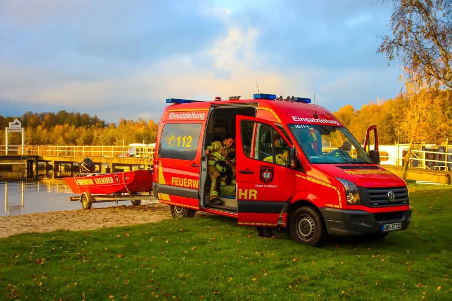 Die Feuerwehr rückte mit einem Boot zum Kremmener See aus.