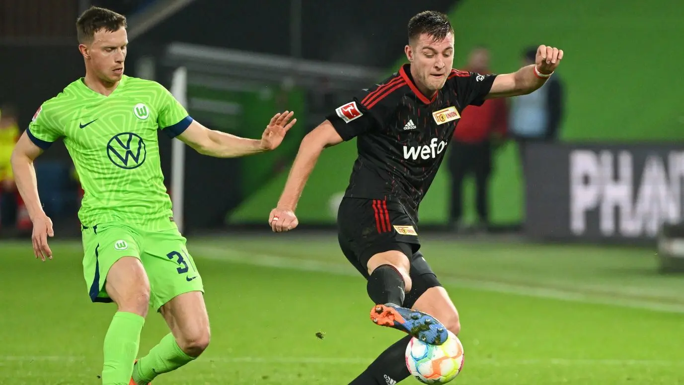 Union Berlin spielt am Samstag beim VfL Wolfsburg. Hier kämpfen Unions Robin Knoche (rechts) und Yannick Gerhardt um den Ball.