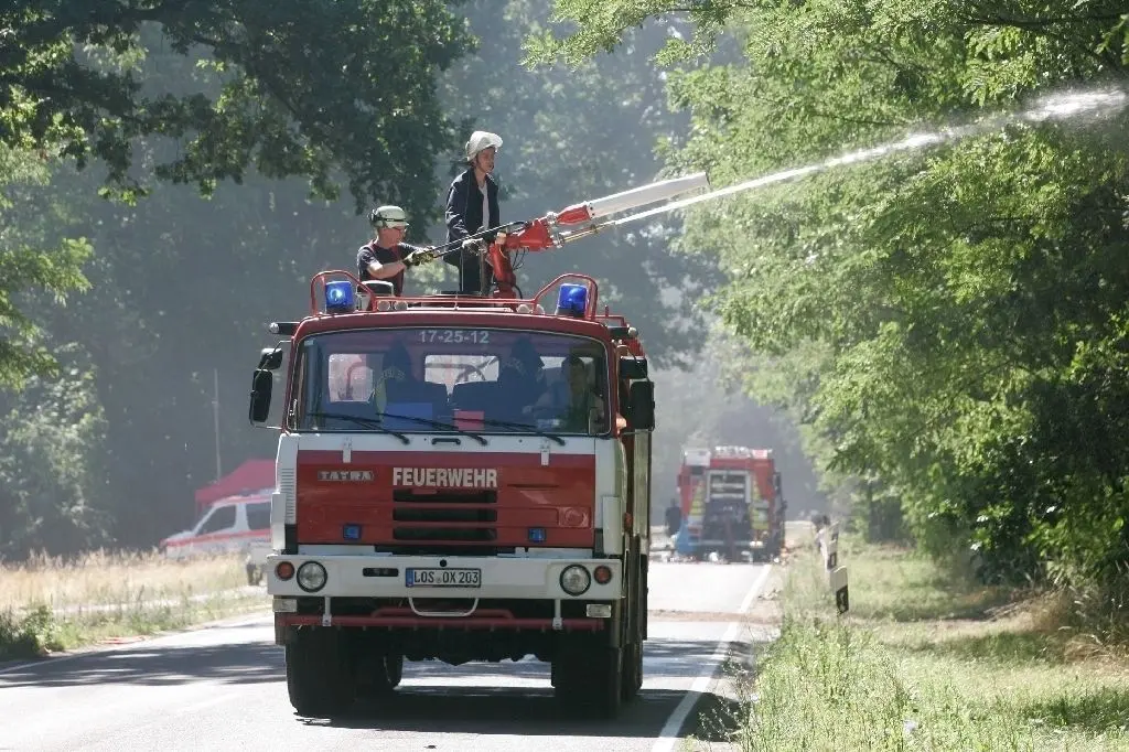 Mit vollem Einsatz: Auch wenn das Feuer kurzzeitig über die alte B 112 übergesprungen war, bildete die Straße eine natürliche Brandschneise. Unter anderem von dort wurde das Feuer bekämpft.