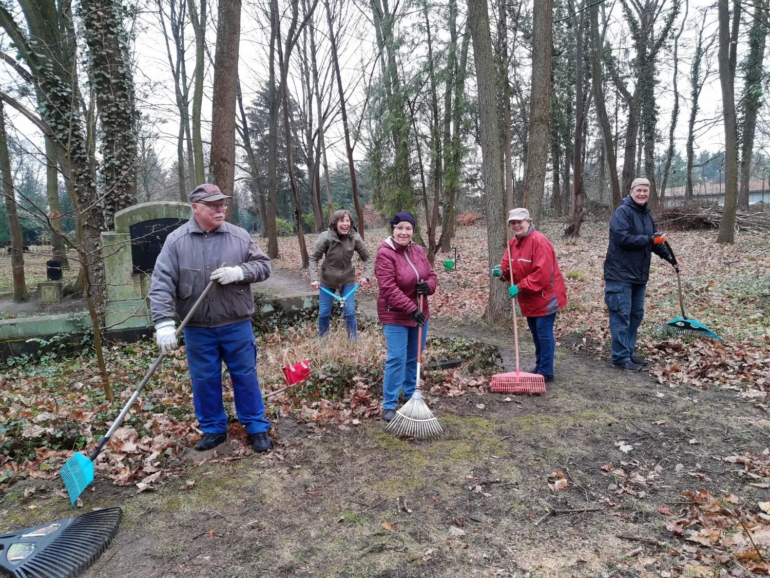 Die Mitglieder des Gesangvereins Markgrafenstein Horst Wolter, Heike Beckmann, Anita Gerstenberg und Christa Gnädig (v. l.) sowie Gemeindevertreterin Mia Zickerow-Grund machen auf dem Alten Friedhof in Rauen sauber.