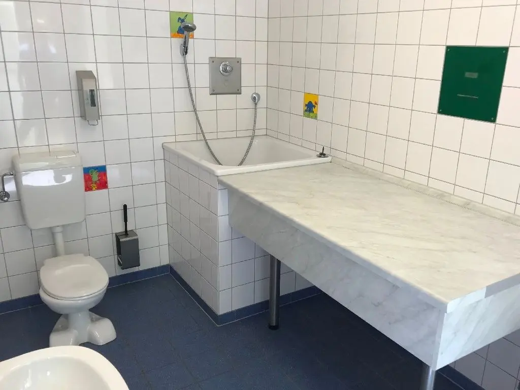 Blick in das moderne Kinderbad mit Mini-WC und Duschwanne für die kleinsten Camper