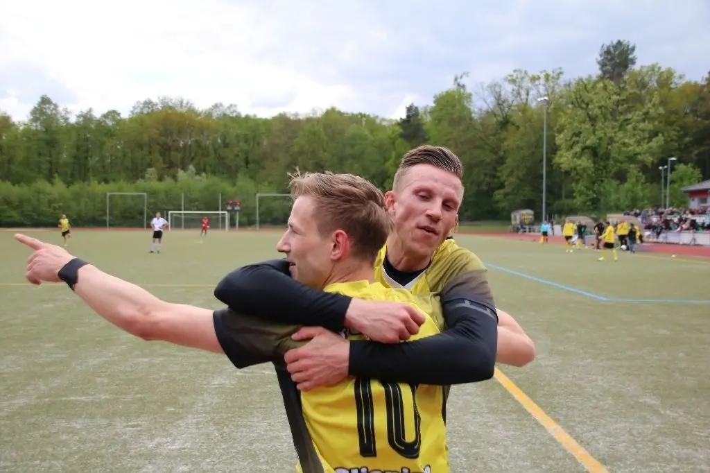 Jubel gewohnt: Steven Puhlmann (hier links mit seinem ehemaligen Mitspieler Pierre Henkel) erzielte für seinen Ex-Verein Fortuna Glienicke viele Treffer. Aktuell geht der vereinslose Angreifer in der virtuellen Fußballwelt auf Torejagd.
