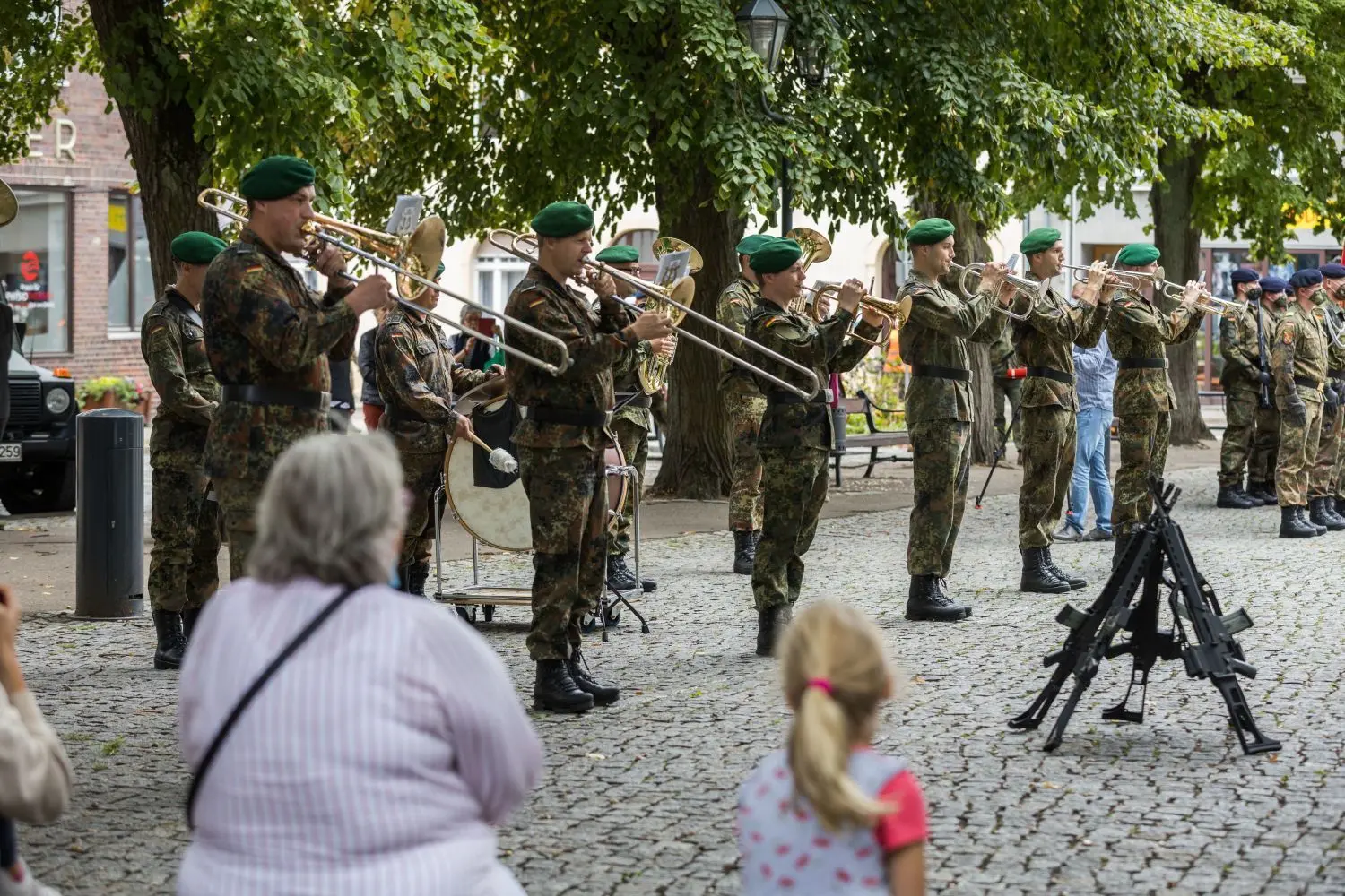Mit reduzierter Personenzahl: Das Stabsmusikkorps der Bundeswehr begleitet die Veranstaltung musikalisch. Am Ende erklingt wie immer die deutsche Nationalhymne.