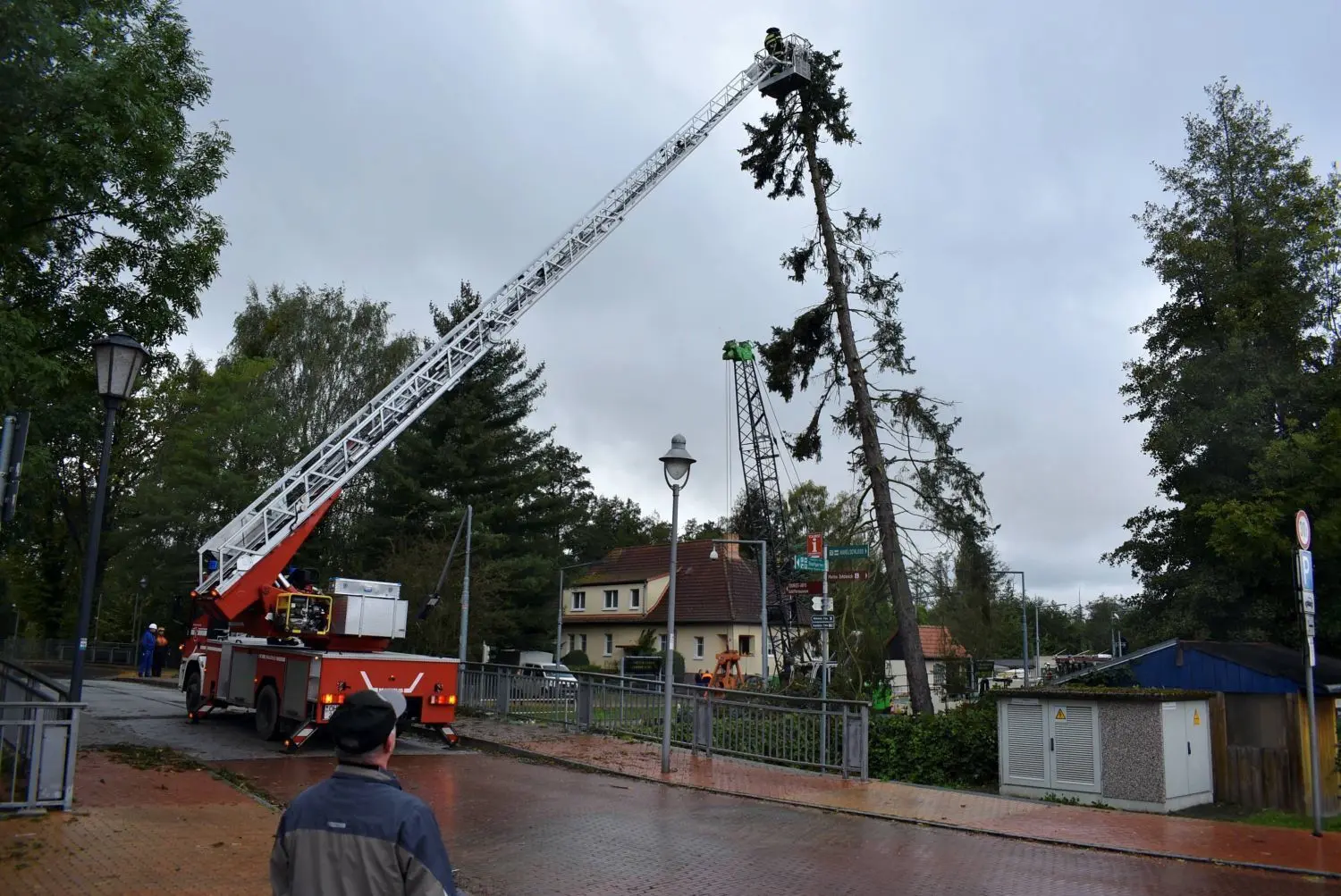 Wie sich die Bilder gleichen: So wie beim Sturm Xavier im Oktober 2017, als die Zehdenicker Wehr unter anderem an der Schleuse in Zehdenick einen Baum beseitigte, mussten die Fürstenberger Kameraden vor wenigen Tagen dutzende Male die Straßen passierbar machen. Erneut waren viele Bäume beschädigt oder komplett umgestürzt.