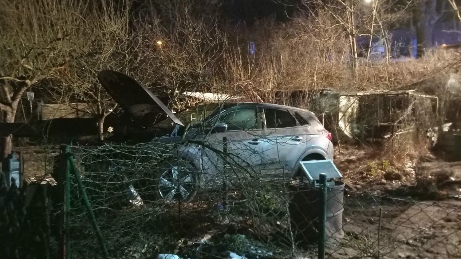 Unfall in Eberswalde Auto fliegt in eine Gartenanlage Fahrerin