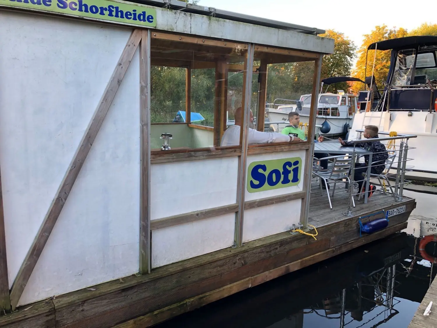 Einparken: Das Solarfloß „Sofi“ aus Finowfurt legt am Erzbergerplatz an.