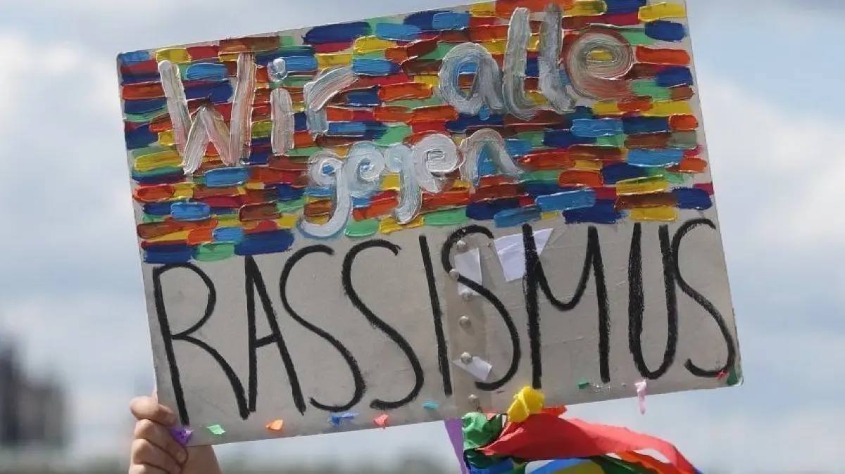 „Biesenthal bleibt bunt“: Am 8. November ist in der Barnimer Stadt ein Spaziergang gegen Rassismus geplant. (Symbolfoto)
06.06.2020, Nordrhein-Westfalen, Köln: In Köln hält eine Demonstrantin während einer Kundgebung gegen Rassismus und Polizeigewalt ein Plakat mit dem Aufschrift «Wir alle gegen Rassismus», im Hintergrund ist der Kölner Dom zu sehen. Anlass der landesweiten Proteste ist der gewaltsame Tod von George Floyd am 25. Mai in der US-Stadt Minneapolis durch einen weißen Polizisten.
Download am 31.08.2020 für POLI TdT
Foto: David Young/dpa +++ dpa-Bildfunk +++ | Verwendung weltweit