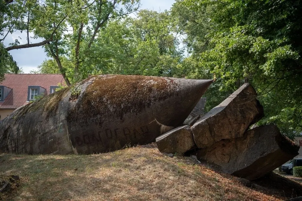 Militärgeschichte: die Ruine eines Hochbunkers in Wünsdorf