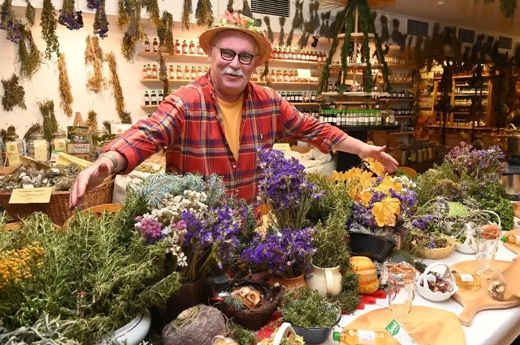 Spreewald-Koch Peter Franke in seinem Un-Krautladen im Gasthaus und Hotel "Zum Stern" in  Werben. Das Zusammenspiel von Natur und Tradition ist die Passion des Spreewald-Originals.