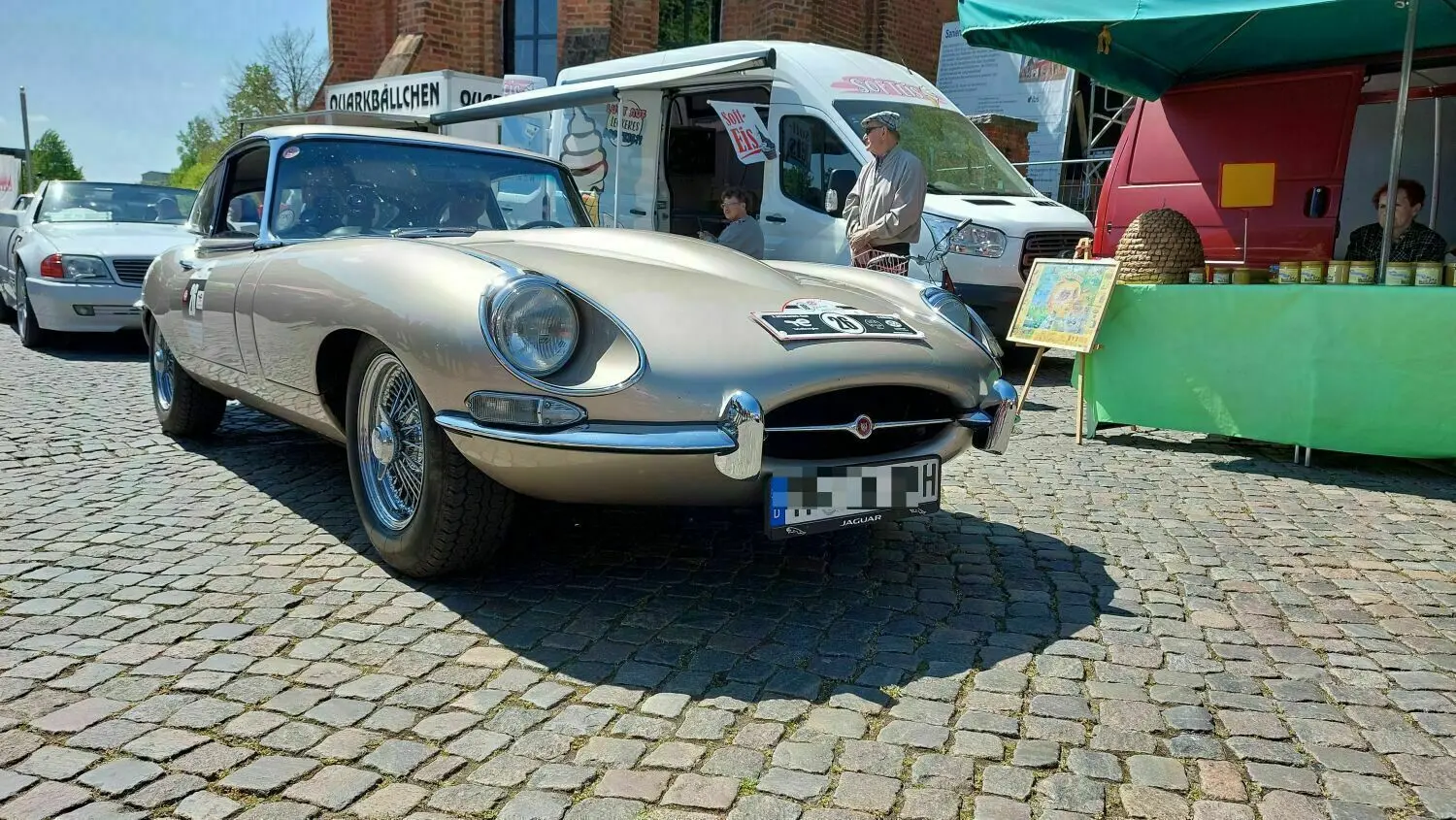Der Jaguar E-Type gilt mit seinen betörenden Rundungen für viele als eines der schönsten Autos aller Zeiten.