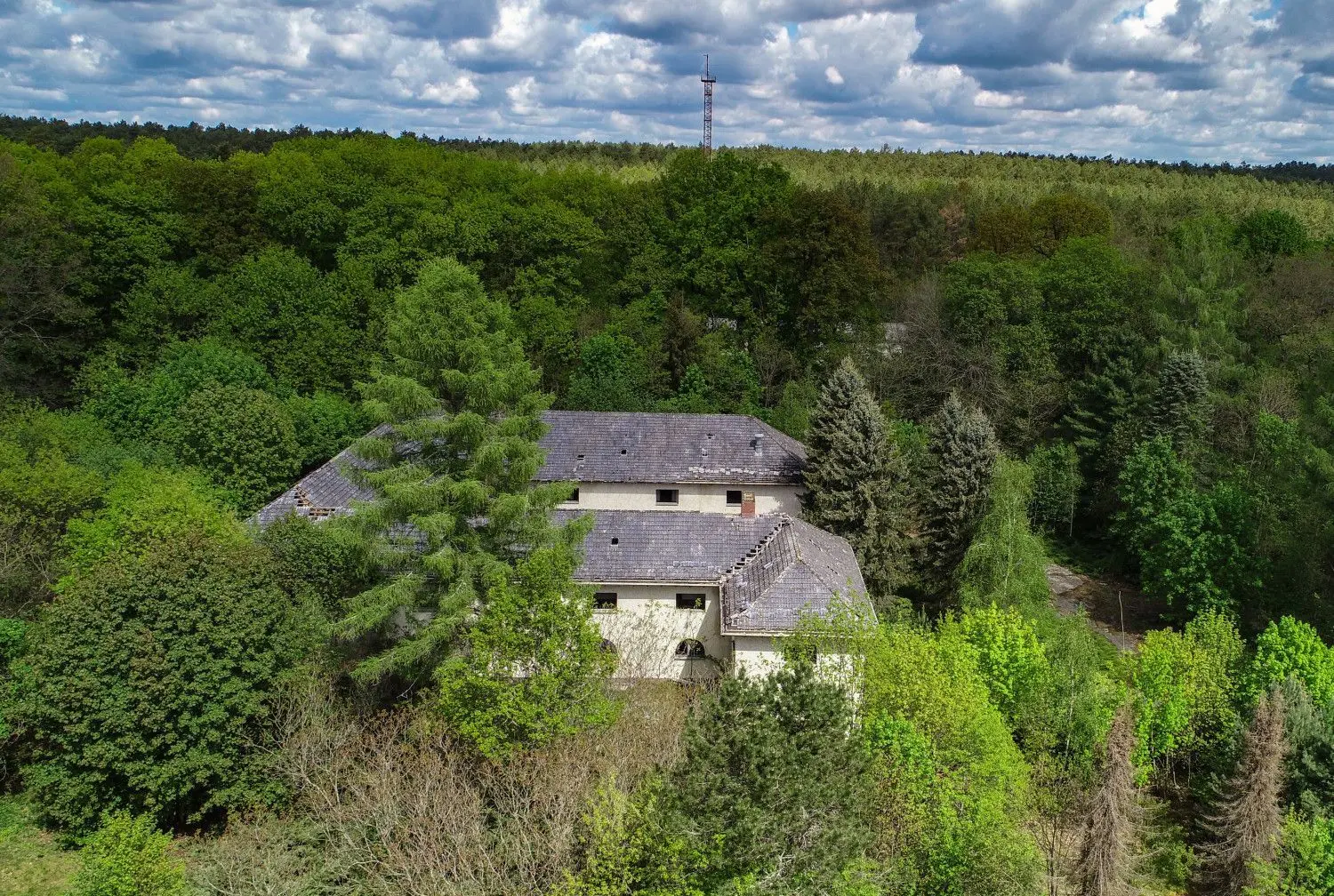 Liegt mitten im Wal: Das verlassene Forsthauses Treppeln, in dem sich zu DDR-Zeiten ein Erholungsheim der Stasi befand.