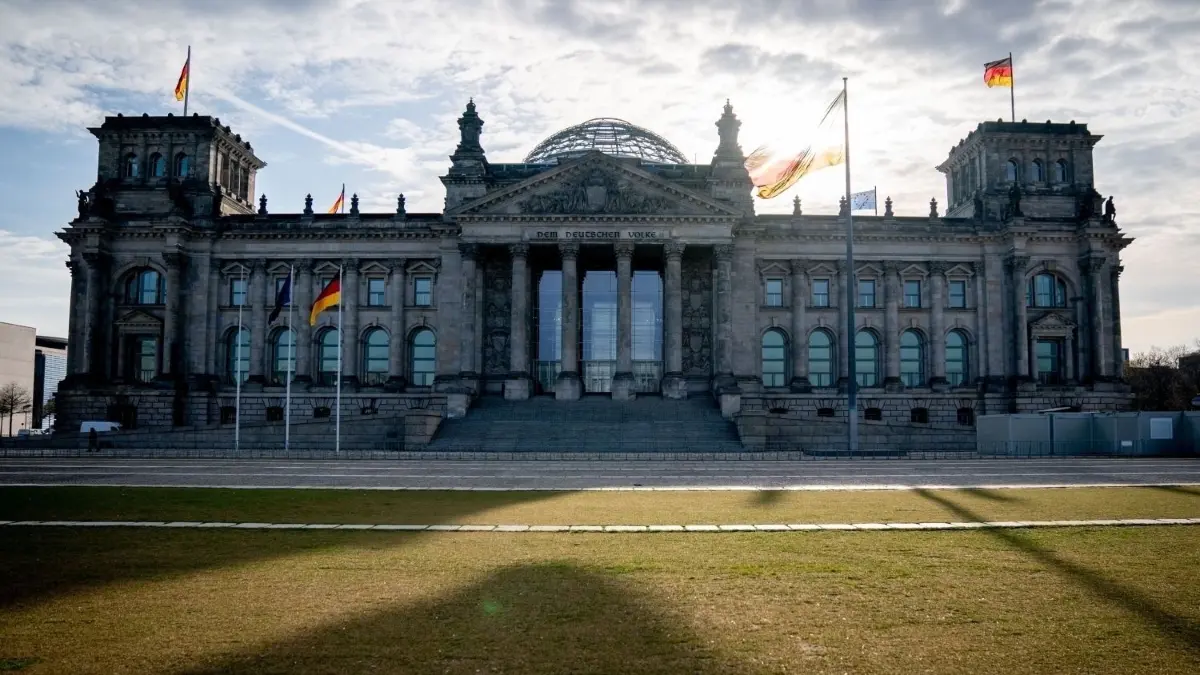 Bundestag in Berlin: Sechs Abgeordnete sind im Wahlkreis Uckermark-Barnim beheimatet, zwei davon aus der AfD. Die weiteren Politiker wurden zu einem AfD-Verbot befragt.
ARCHIV - 09.04.2021, Berlin: Die Sonne steht am Morgen hinter dem Reichstagsgebäude mit dem Bundestag. Zur Bundestagswahl kandidieren einige Abgeordnete aus Brandenburg nicht mehr. (zu: «Bundestagswahl-Kandidaten in Brandenburg sind im Schnitt jünger») Foto: Kay Nietfeld/dpa +++ dpa-Bildfunk +++