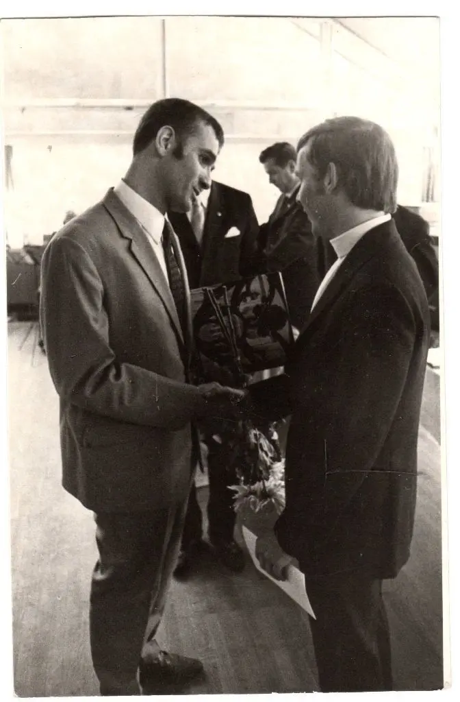 Blick ins Jahr 1972: Ulrich Fahlberg (links) überreicht Harry Sander dessen Gesellenbrief.