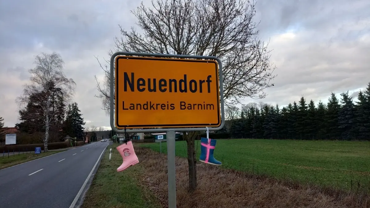 Gummistiefel haben Bauern an vielen Orten als Zeichen des Protests n Ortsschildern aufgehängt. Auch in Neuendorf, einem Ortsteil von Oderberg – hier in besonders kleiner Ausführung.
Auch in Neuendorf, einem Ortsteil von Oderberg sind Gummistiefel als Zeichen des Protestes zu sehen. Hier in besonders kleiner Ausführung.