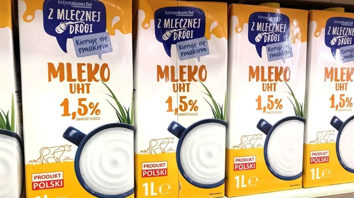 „Z mlecznej drogi – Von der Milchstraße“: Mit diesem Wortspiel wirbt der polnische Supermarkt Intermarché für seine Milchprodukte. Milch gehört zu jenen Lebensmitteln, die in Polen nach wie vor preiswerter angeboten werden als in Deutschland. Wo lässt sich beim Einkaufen in Polen noch sparen?
Slubice. Preisvergleich Lebensmittel. "Von der Milchstraße". H-Milch im Supermarkt von Intermarché. 16.01.2024. Foto: Frank Groneberg