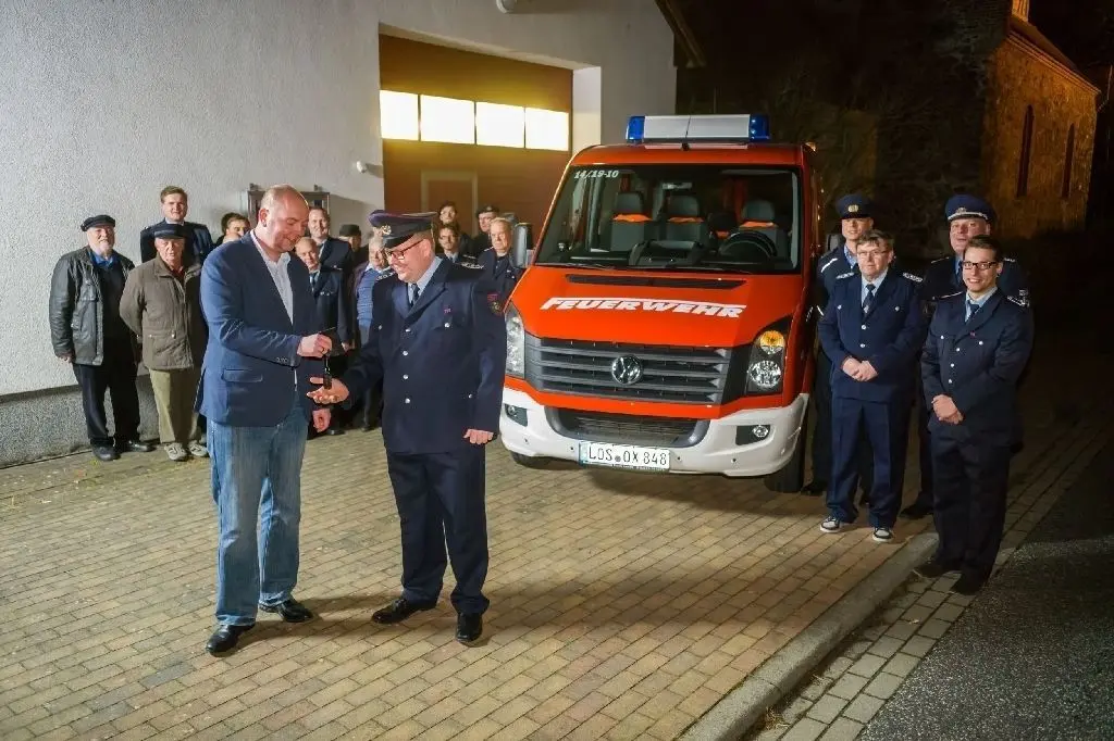 Rückblick: Ende 2018 übergibt Matthias Vogel (l) in Ragow ein neues Feuerwehrauto.