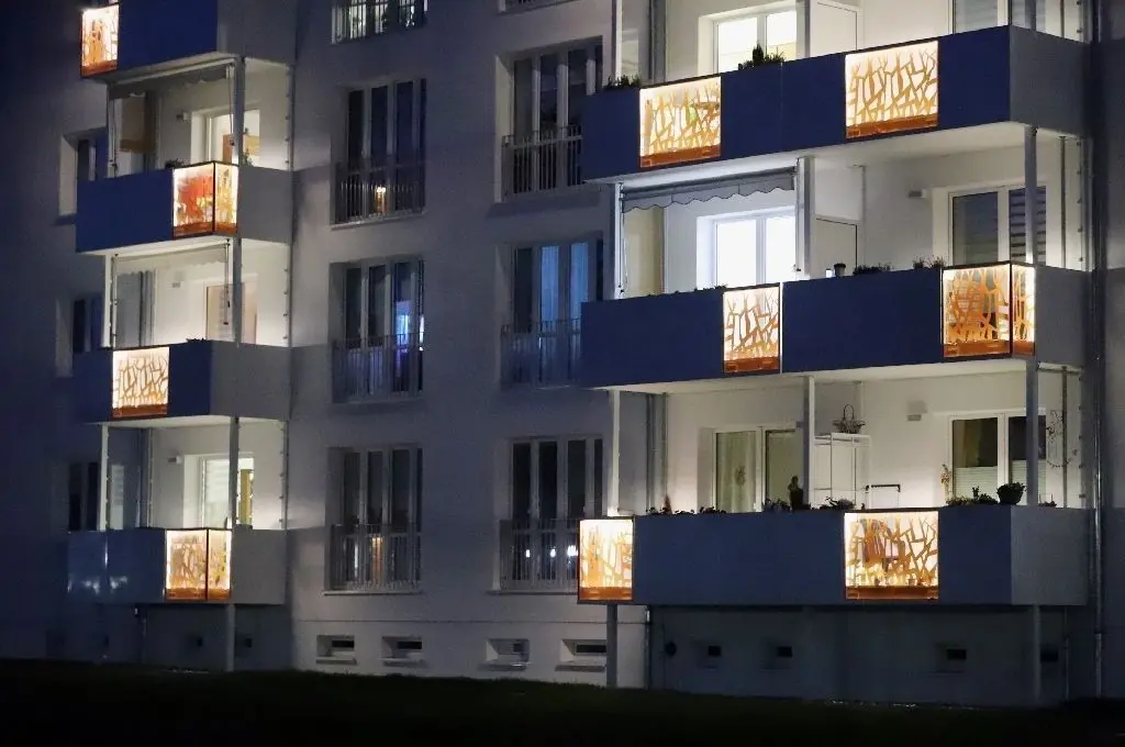 Stimmungsvoll: Dank fest eingebauter LED-Leisten erstrahlen die Balkone in der Dunkelheit im Quartier in besonders schönem Licht.