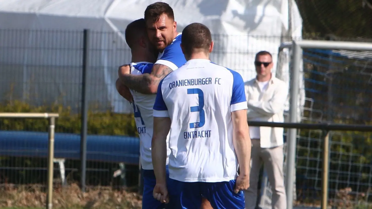 Torfreude: Lukas Bianchini (Mitte) erzielte wieder einmal eines der ganz wichtigen Tore für den Oranienburger FC Eintracht. Am Sonnabend verteidigte seine Elf mit dem 1:0 gegen den SV Altlüdersdorf die Tabellenführung.