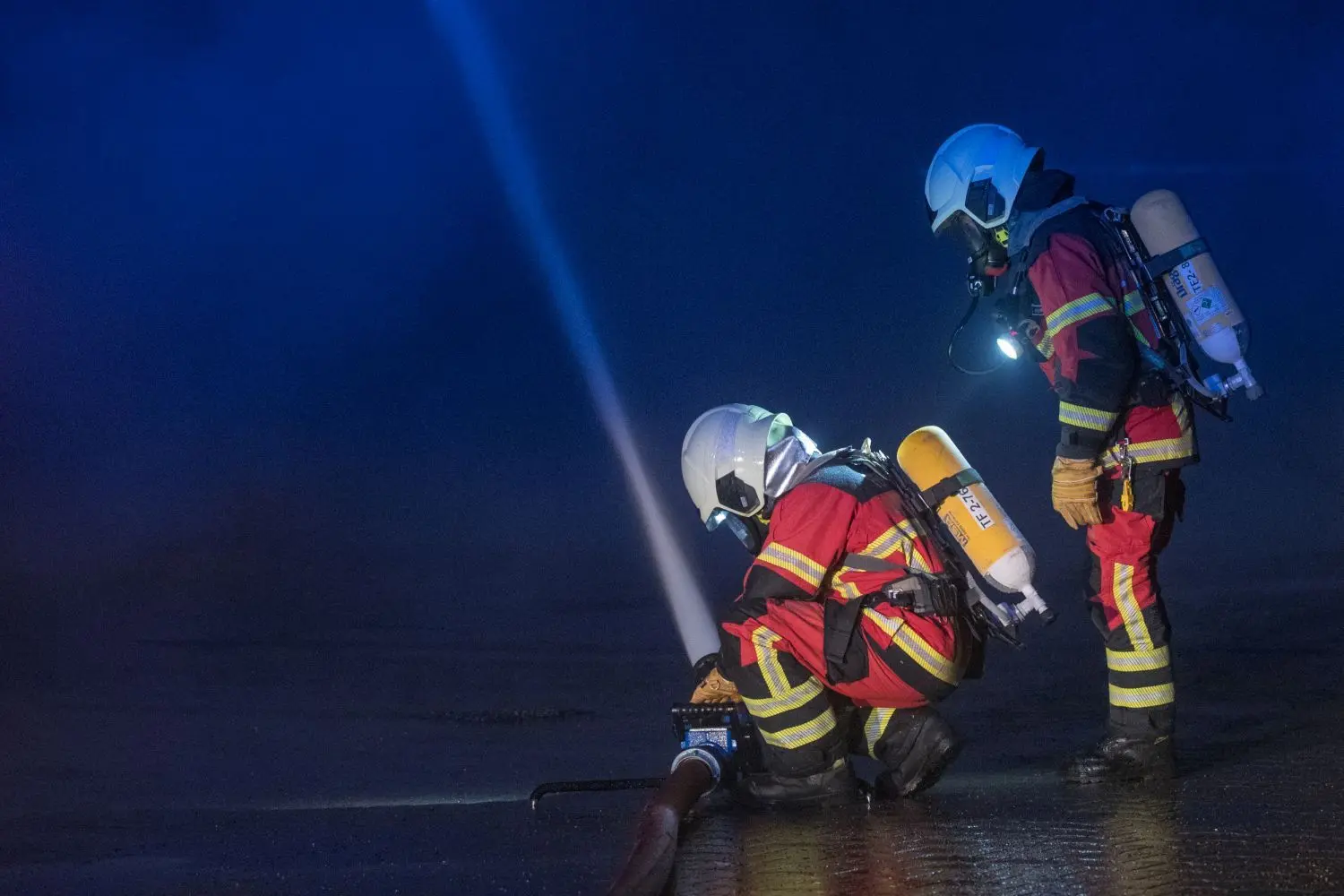 Wasserwerfer wurden eingesetzt, um die Flammen unter Kontrolle zu bringen.