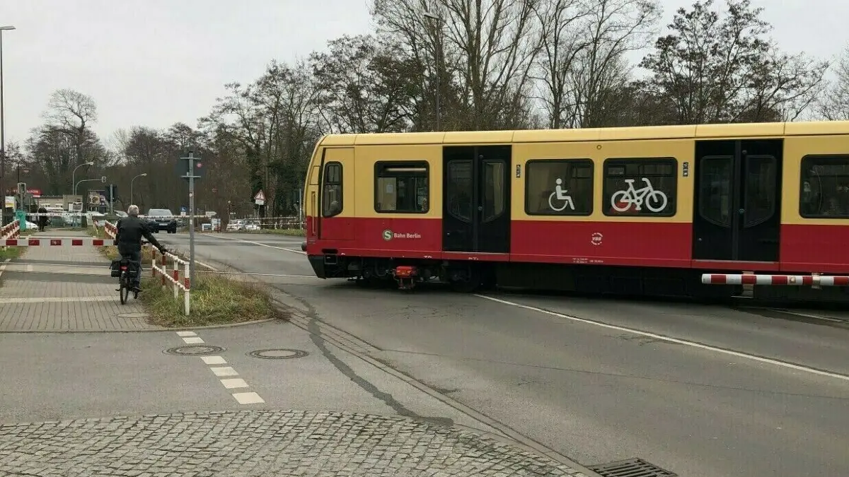 Nadelöhr für den Verkehr in Neuenhagen: der Bahnübergang in der Hauptstraße