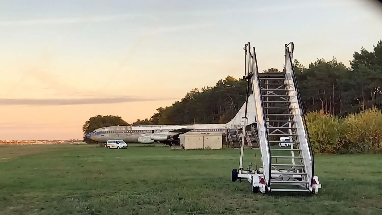 Die Boeing 707 mit der historischen Lufthansa-Lackierung au dem Areal des geschlossenen Flughafens Berlin-Tegel