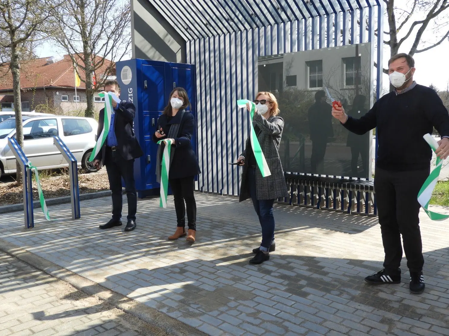 Für die Radfahrer freigegeben wurde die neue Radstätte vom stellvertretenden Bürgermeister Bad Belzigs Robert Wildgrube, Dr. Diana Huster vom Bundesministerium für Verkehr und digitale Infrastruktur (BMVI), Vizelandrat Christian Stein und Carina Hellbusch, Radverkehrsbeauftragte des Landes Brandenburg (v.re.)