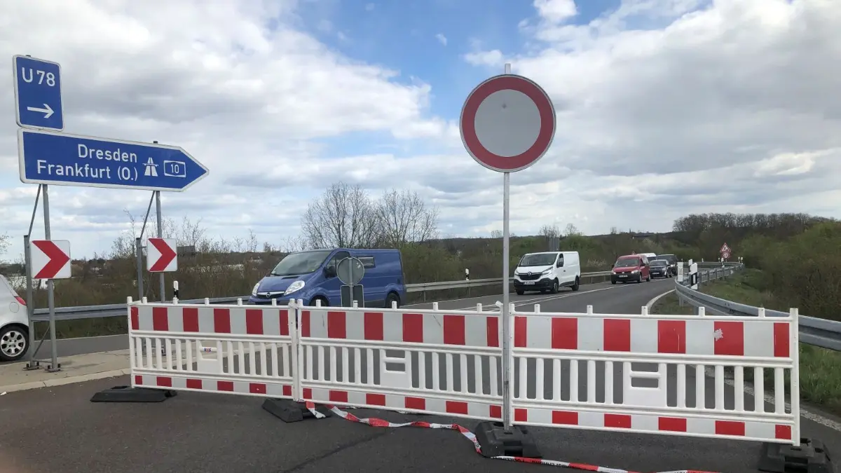 Lkw umgekippt: Wegen des Unfalls auf der A10 zwischen den Anschlussstellen Rüdersdorf und Erkner ist auch die Auffahrt bei Schöneiche gesperrt.
Erkner, 26.4.2021 - Lkw umgekippt: Wegen des Unfalls auf der A10 zwischen den Anschlussstellen Rüdersdorf und Erkner ist auch die Auffahrt bei Schöneiche gesperrt.
