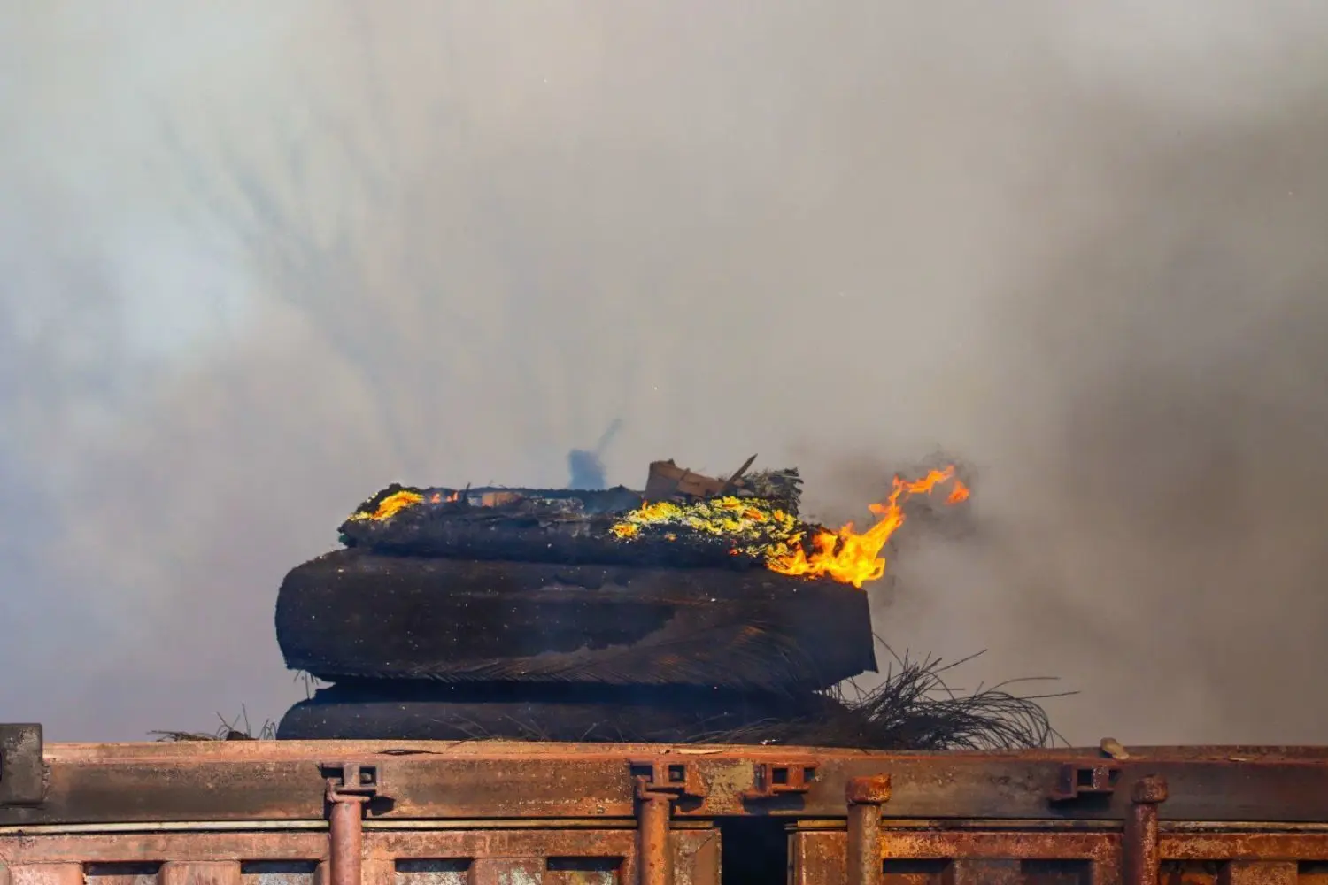 In Schmachtenhagen ist illegal gelagerter Müll in Brand geraten. Die Feuerwehr rückte mit mehreren Löschzügen aus. Unter anderem brennen alte Autoreifen.