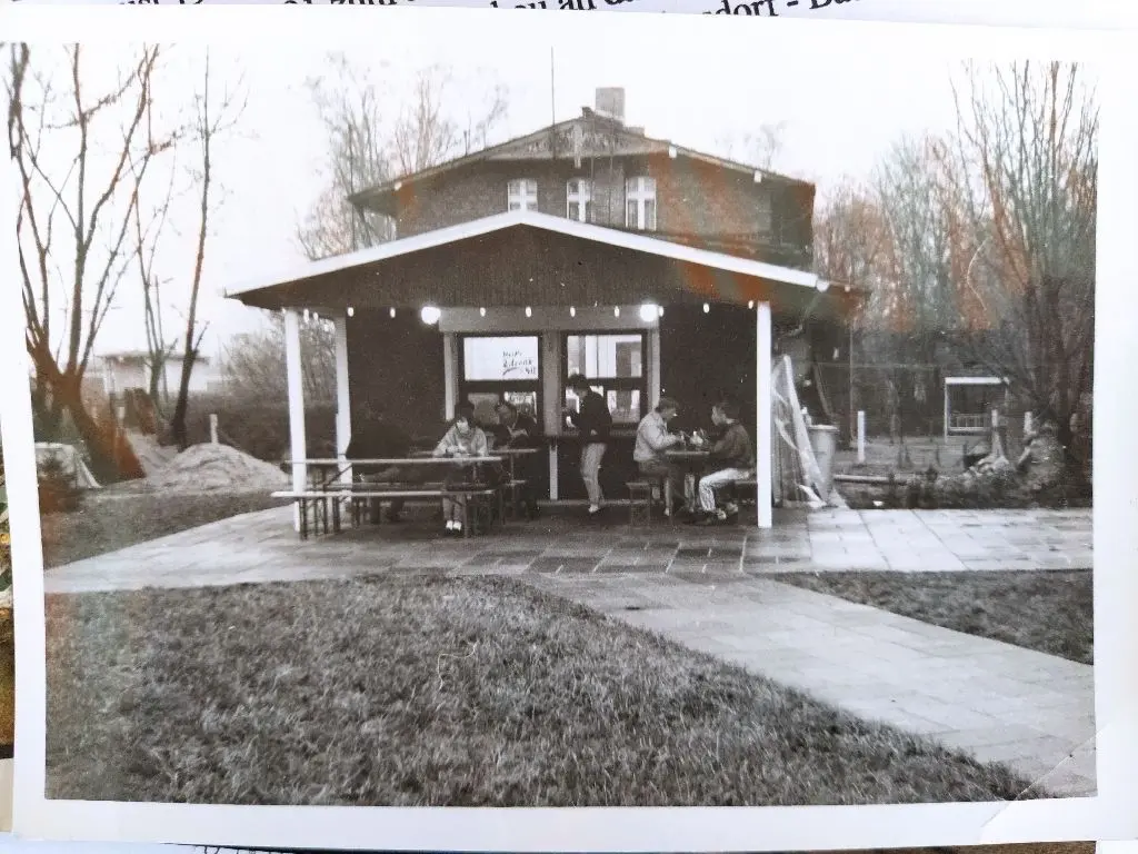 Der Ursprung des Doppelpunkts: der Verkaufsbungalow vom Typ B26 im Jahr 1989 am Bahnhof Fredersdorf