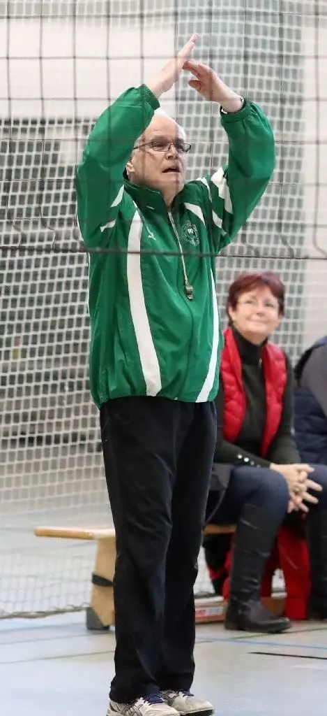 Signalisiert eine Auszeit: SSV-PCK-Coach Jens Fenske