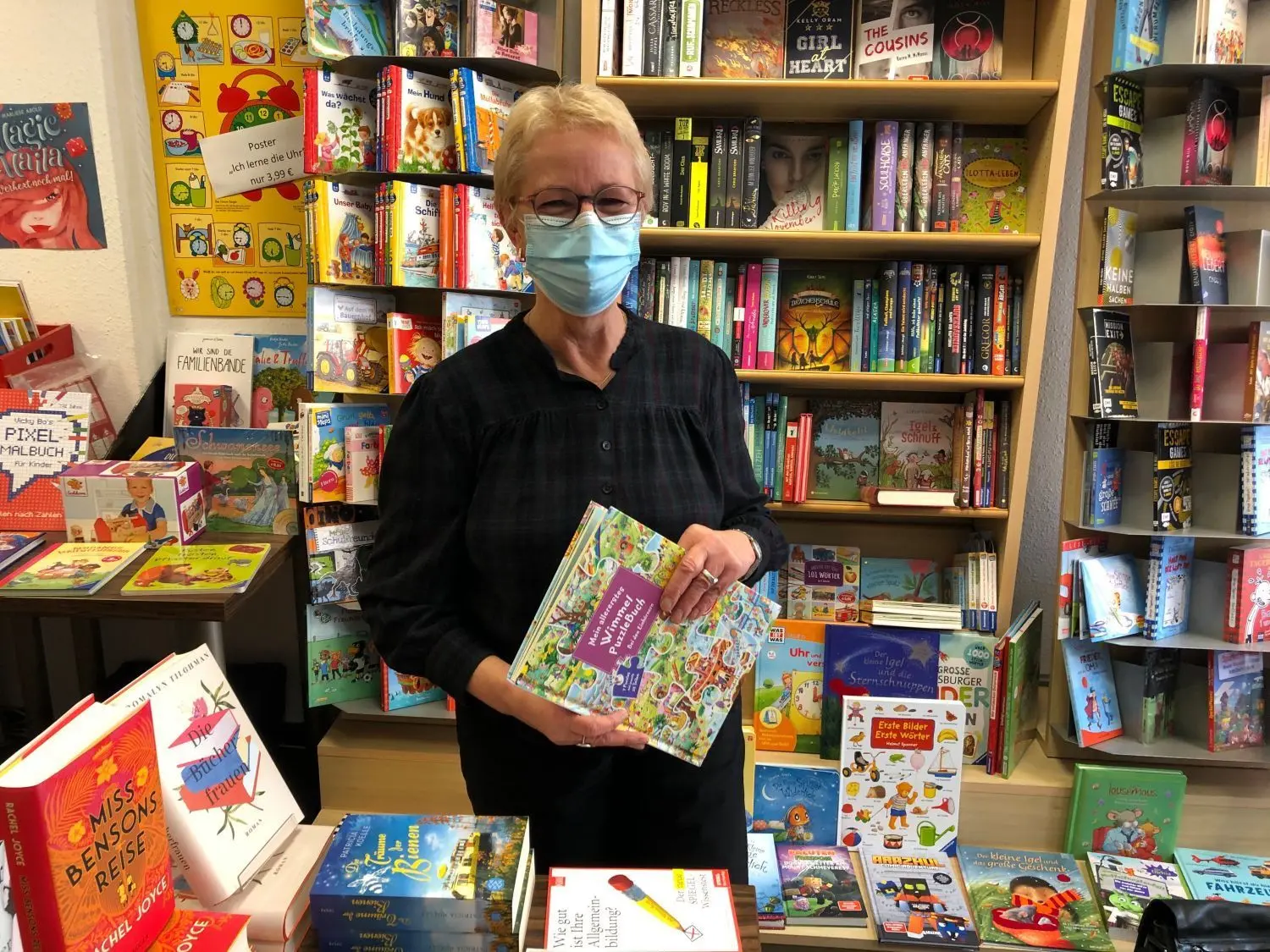 Wer bislang in Hennigsdorf gute Literatur suchte, kam an Elke Ramisch nicht vorbei. Fast 47 Jahre verkaufte sie Bücher, Kalender und Puzzle. Am 3. April schließt sie die Bücherstube endgültig zu.